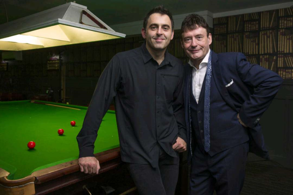 的背身拿球 的背身拿球